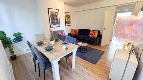 Woodberry Down Apartment | Bright 3-bedroom flat with Private Balcony and FREE WiFi near Finsbury Park , Manor House , Highbury , Islington