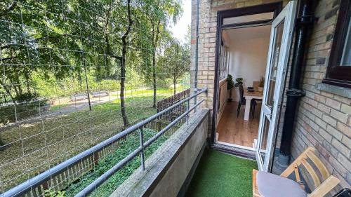 Woodberry Down Apartment | Bright 3-bedroom flat with Private Balcony and FREE WiFi near Finsbury Park , Manor House , Highbury , Islington