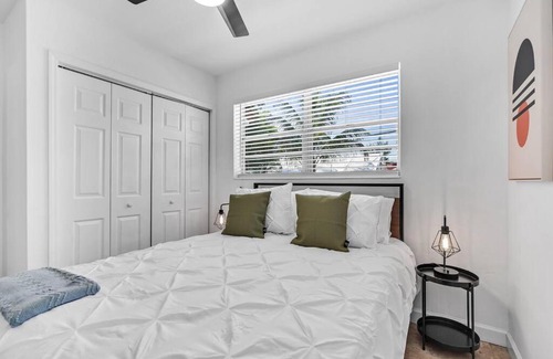 West Hollywood House | Bright 3 bedrooms Home Private Pool, 18 minutes to the Ocean
