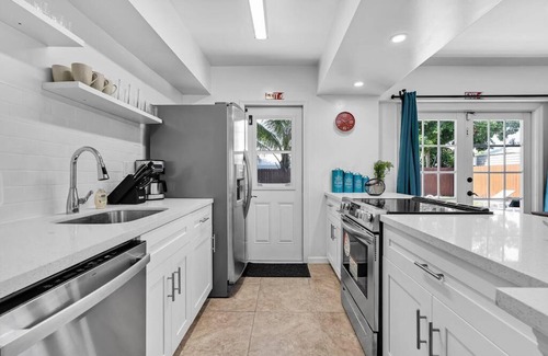 West Hollywood House | Bright 3 bedrooms Home Private Pool, 18 minutes to the Ocean