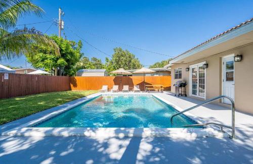 West Hollywood House | Bright 3 bedrooms Home Private Pool, 18 minutes to the Ocean