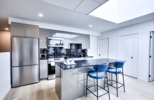 Cote-Des-Neiges—Notre-Dame-De-Grace Apartment | Bright 3-BR Condo in Vibrant Neighborhood