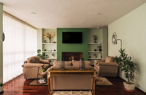 Hipodromo Apartment | Bright 3BR, Balcony & Kings – Casa Avocado
