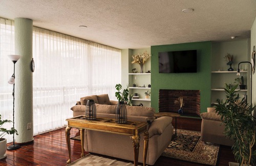 Hipodromo Apartment | Bright 3BR, Balcony & Kings – Casa Avocado