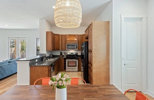 Central East Austin House | Bright 3BR Home | East ATX | Cowboy Pool | Near UT