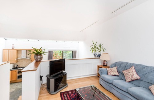Fortune Green House | Bright 4 Bedroom Family Home in Prime West Hampstead with Garden and Garage
