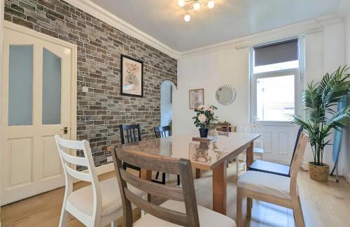 Anfield House | Bright 4br Home Near Anfield & Free Parking