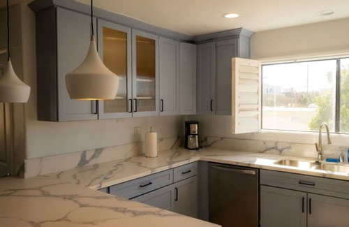 Marina Peninsula Apartment | Bright 5 bdroom 3 bath w/Rooftop Deck by the Beach