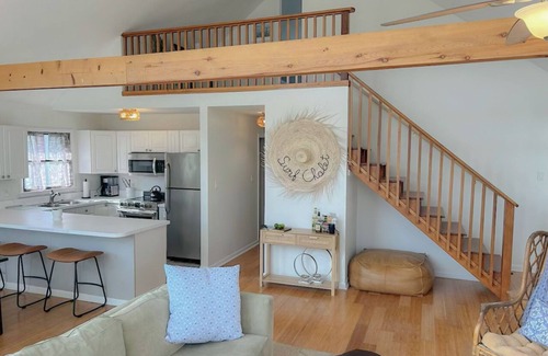 Sussex County House | Bright A-Frame OC Fenwick line, 10 min walk to beach, 3 min to tiki/restaurant