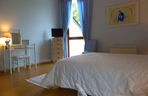 Velles Bed & Breakfast | Bright, Air-Conditioned Blue Room