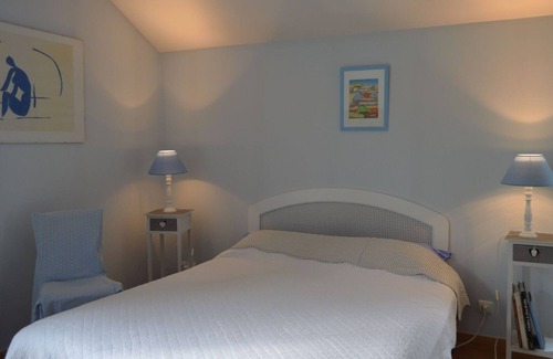 Velles Bed & Breakfast | Bright, Air-Conditioned Blue Room