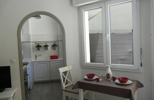 Riou - Petit Juas - Av de Grasse Apartment | Bright, air-conditioned studio with garden terrace, in the heart of Cannes