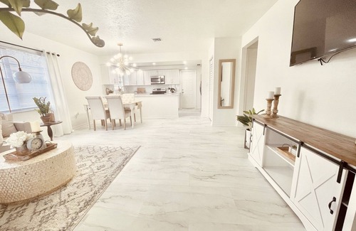 Pelican House | Bright & Airy 2bed 2bath home near downtown/Weekly and monthly discounts!