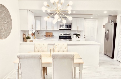 Pelican House | Bright & Airy 2bed 2bath home near downtown/Weekly and monthly discounts!