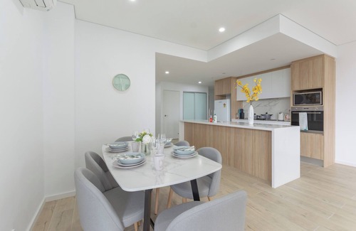 Parramatta CBD Apartment | Bright & Airy 2BR Steps to Station & Westfield