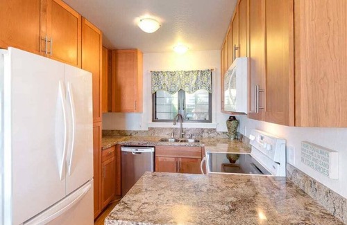 Lihue Condo | Bright, Airy Condo w/Epic View! Wood Floors, Lanai, Full Kitchen, WiFi–Kaha Lani 225