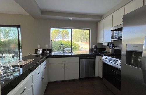 Sunrise Vista Chino Condo | Bright, airy mid-century condo in the heart of Palm Springs!
