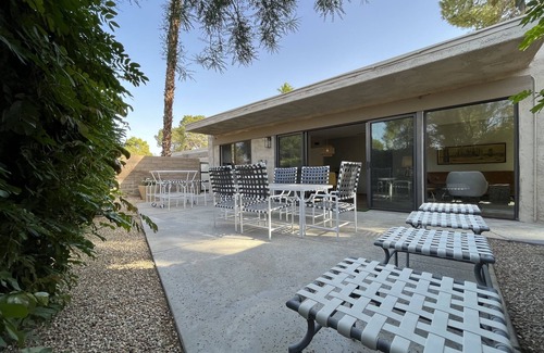 Sunrise Vista Chino Condo | Bright, airy mid-century condo in the heart of Palm Springs!