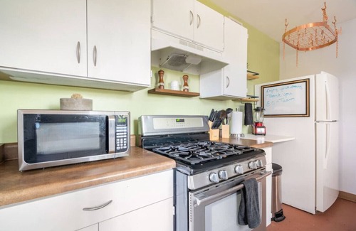 Jefferson Park Apartment | Bright & Airy – Near UofA, 2 Min to Banner!
