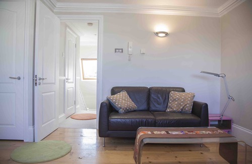 Tollington Apartment | Bright and airy apartment in beautiful Islington, London