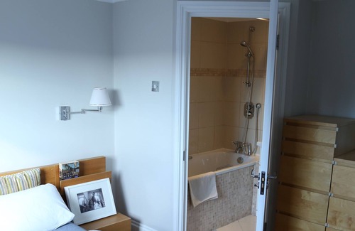 Tollington Apartment | Bright and airy apartment in beautiful Islington, London