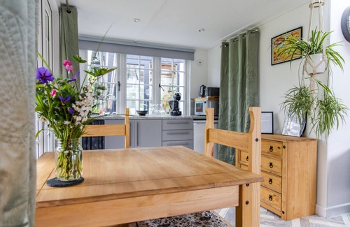 Williton Apartment | Bright and airy garden studio