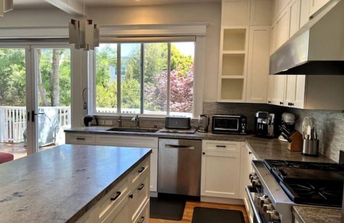 Richmond District House | Bright and Airy home 4B/3.5 Bath near Presidio and GG Bridge