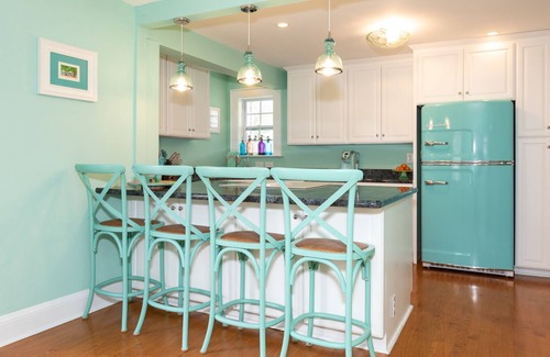 Northeast Virginia Beach House | Bright and Beachy: 3BR Ground Floor Cottage 1 Block from the Beach - Private Parking + Private Yard