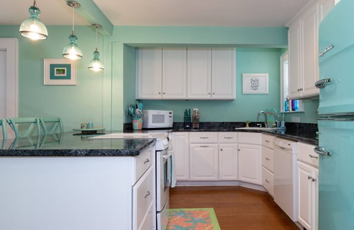 Northeast Virginia Beach House | Bright and Beachy: 3BR Ground Floor Cottage 1 Block from the Beach - Private Parking + Private Yard