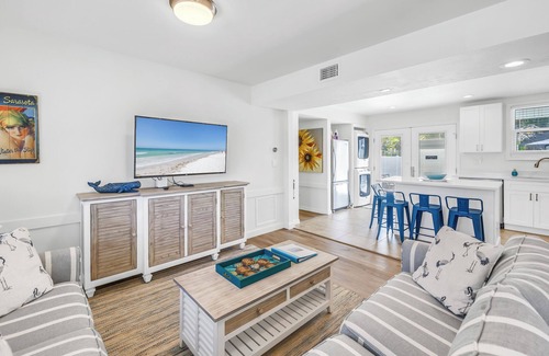 Siesta Key Village Apartment | Bright and Beachy 3 Bedroom/2 Bath - Short Walk to Siesta Key Beach & Village