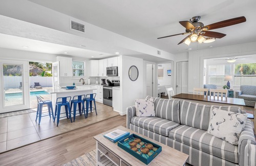 Siesta Key Village Apartment | Bright and Beachy 3 Bedroom/2 Bath - Short Walk to Siesta Key Beach & Village