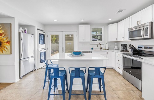 Siesta Key Village Apartment | Bright and Beachy 3 Bedroom/2 Bath - Short Walk to Siesta Key Beach & Village