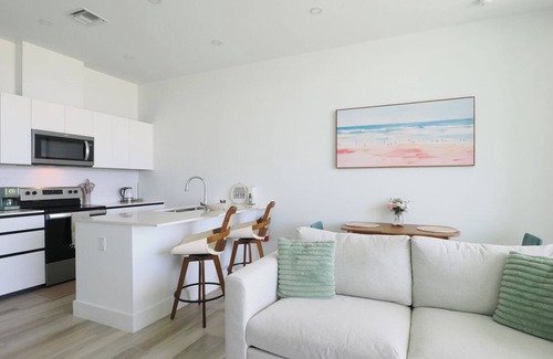 Northwest Point Condo | Bright and Chic Coastal Retreat with Ocean Views in Charming West Bay