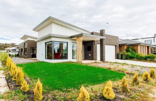 Throsby House | Bright and Chic House at Throsby with 4 Bedrooms