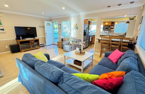 Eastside Santa Cruz House | Bright and Colorful - Family Friendly! Short walk to the Best Beaches in Town!