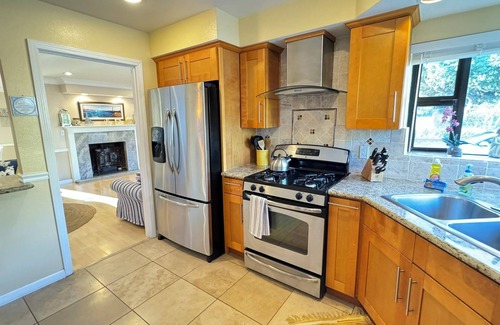 Eastside Santa Cruz House | Bright and Colorful - Family Friendly! Short walk to the Best Beaches in Town!