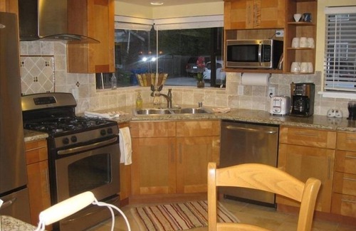 Eastside Santa Cruz House | Bright and Colorful - Family Friendly! Short walk to the Best Beaches in Town!