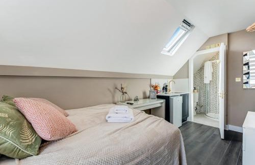 Seven Sisters Apartment | Bright and Cosy Studio - Excellent Location 9