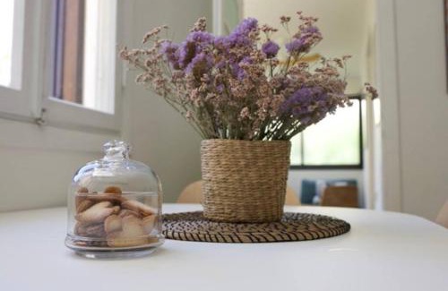 Ra'ananna Apartment | Bright and Cozy Bauhaus Gem