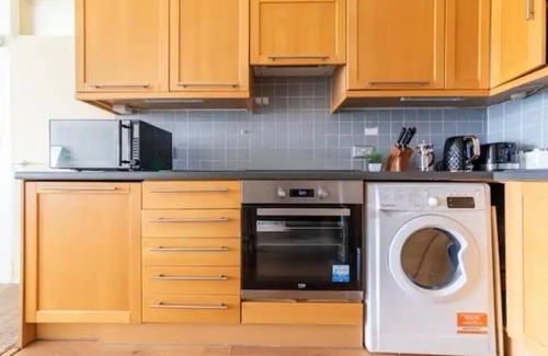 Covent Garden Apartment | Bright and cozy flat! Only 2 blocks to soho, 10 min drive to Buckingham Palace
