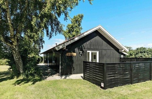 Vang House | Bright and cozy summer house with sea view