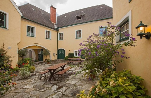Weissenkirchen in der Wachau Apartment | Bright and friendly double room (23 sqm) for two people with free WiFi