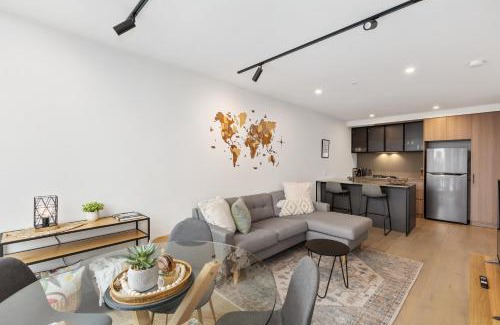 Fitzroy North Apartment | Bright and Modern 1BR Apt with Balcony and Car Park