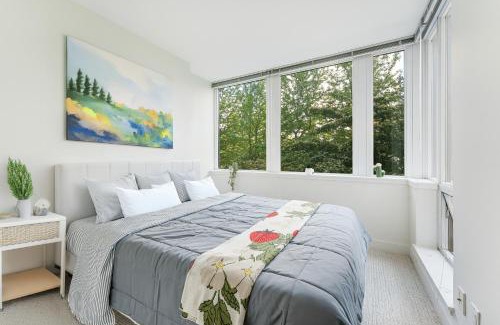 Downtown Vancouver Apartment | Bright and Modern 3BR Yaletown Flat Breathtaking Views