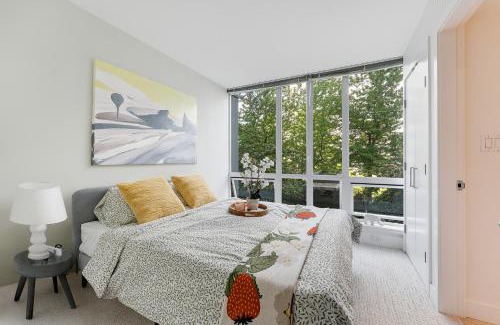 Downtown Vancouver Apartment | Bright and Modern 3BR Yaletown Flat Breathtaking Views