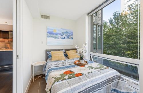 Downtown Vancouver Apartment | Bright and Modern 3BR Yaletown Flat Breathtaking Views