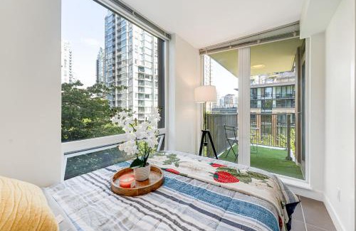 Downtown Vancouver Apartment | Bright and Modern 3BR Yaletown Flat Breathtaking Views
