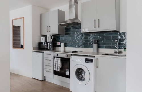 West Ealing Apartment | Bright and Modern Studio Near Ealing Broadway