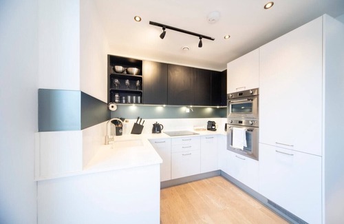 Kentish Town Apartment | Bright and Quiet | Spacious Apt with Balcony and Lift