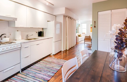 Queen Village Apartment | Bright and Serene 2B/1B Queen Village Apartment - close to everything!